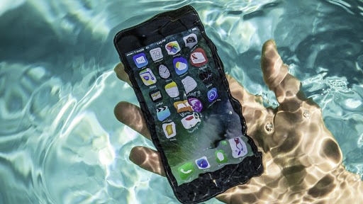 Ngấm nước qua lâu cũng khiến iPhone 7 Plus hỏng màn hình