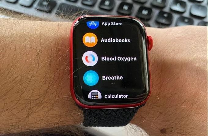Apple Watch Series 6 đã được trang bị thêm ứng dụng cần thiết là đo nồng độ oxy trong máu giúp bạn “take care” sức khỏe tim mạch thường xuyên. Tính năng này dựa vào công nghệ thông minh như được trang bị một bộ cảm biến dùng đèn LED ở dưới nhằm thu lại những kết quả về nồng độ Oxy trong máu