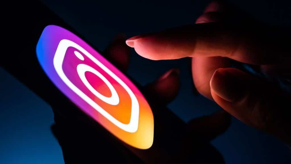 Cách cài đặt chế độ tối trên Instagram cho iPhone và Android